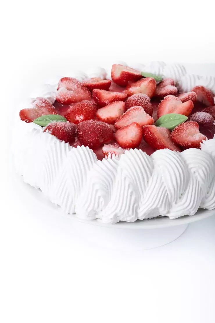 strawberry-cake-with-cream-isolated